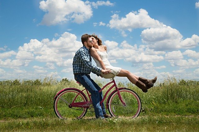 Un couple à bicyclette