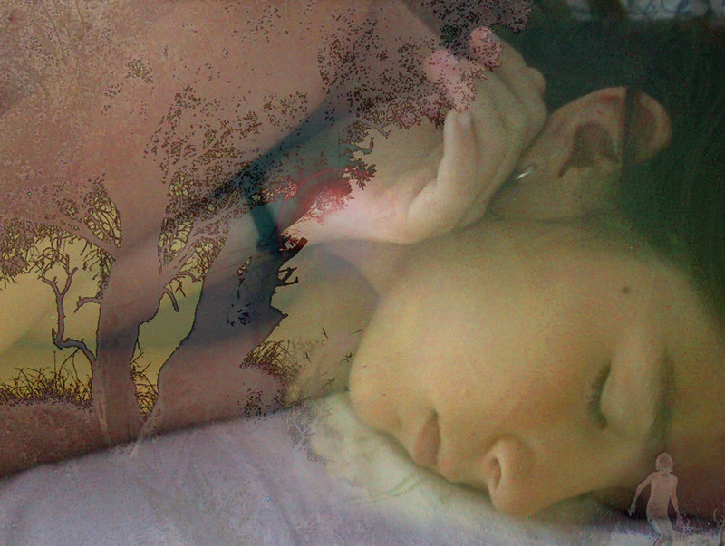 Une femme dort et rêve, plongée dans son inconscient